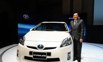ยากเกินห้ามใจ Toyota Prius ดั้มพ์ราคาเสียบกลาง Altis-Camry