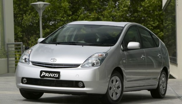 โตโยต้าเรียกคืนพรีอุส หวั่นเครื่องฮีท
