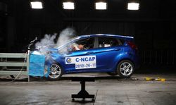 Ford ยิ้ม fiesta รับ 5 ดาว ทดสอบชน