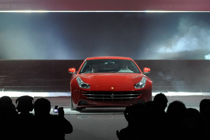 Ferrarri FF 4ที่นั่ง V12 ขับเคลื่อน 4 ล้อ เอาอะไรอีกไหม??