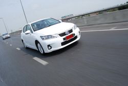 Lexus CT 200h พลังไฮบริด ดีไซน์สวยสมรรถนะเกินตัว