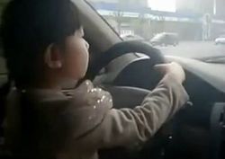 ขับรถเรื่องง่ายๆ แม้แต่เด็กก็ทำได้ ...แต่อันตรายไหมนี่