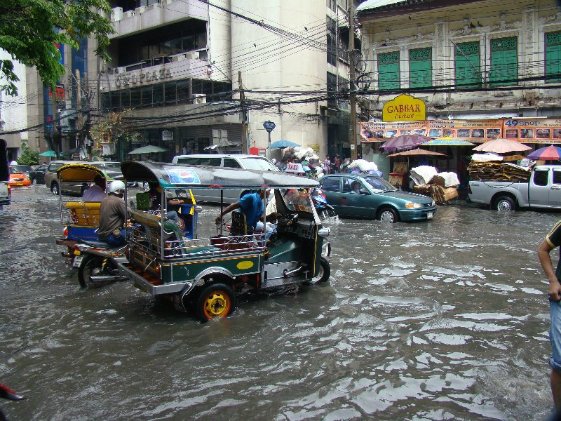 ขับรถลุยน้ำท่วม