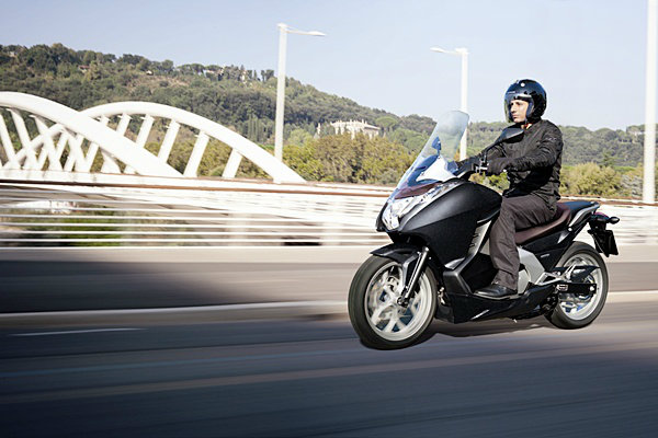 2012 Honda Intega สกู๊ตเตอร์ตัวใหญ่ทันสมัยมากยิ่งขึ้น