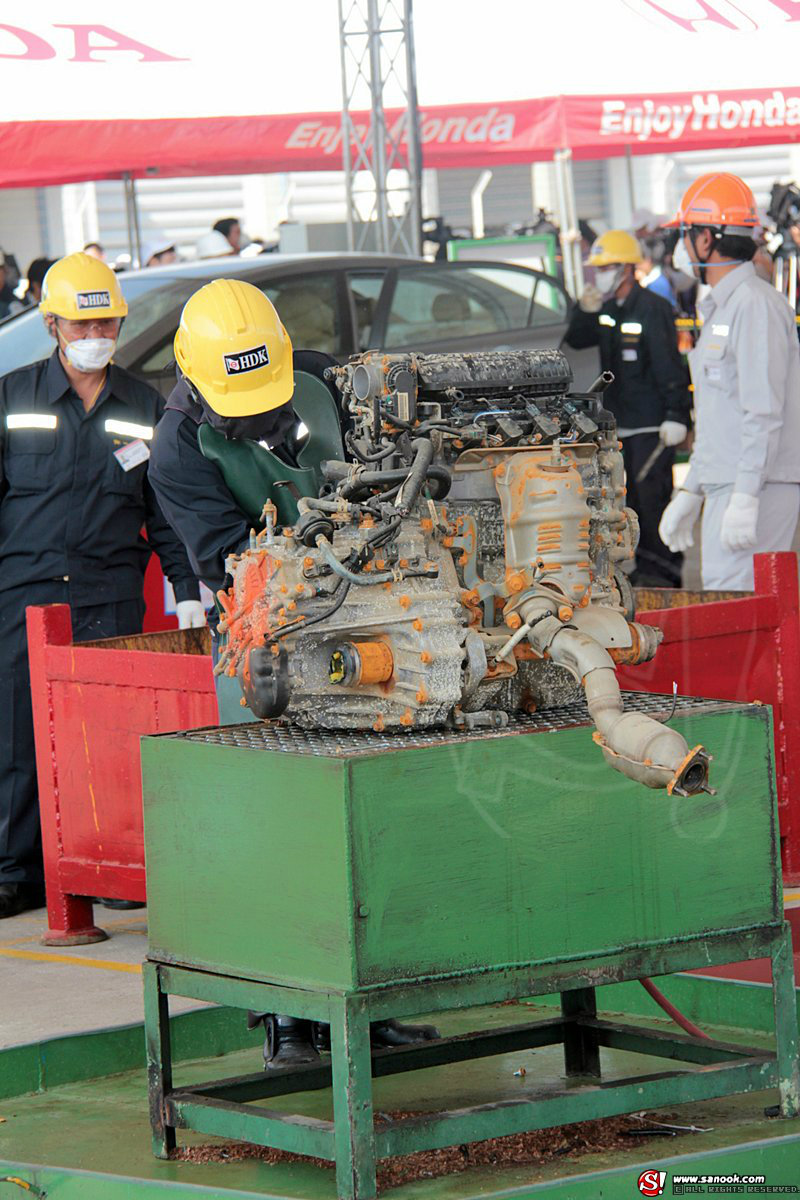 ทุบรถน้ำท่วม Honda 