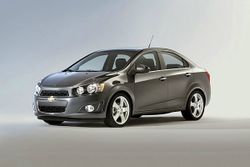 Chevrolet  เปรย Sonic  4 ประตูยาวกว่า เพราะไม่อยากให้มันดูตลก