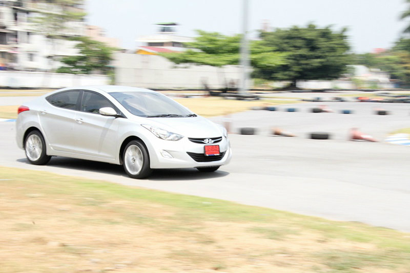 Sanook! Drive .. มินิเทส Hyundai Elantra ความประทับใจในซีดานสุดสปอร์ต