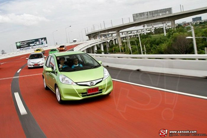 Chevrolet Sonic  VS . Honda Jazz Hybrid
