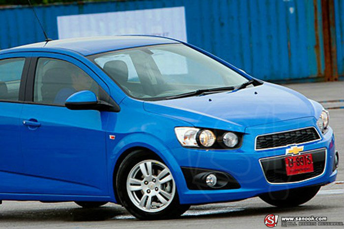 Chevrolet Sonic  VS . Honda Jazz Hybrid