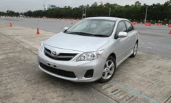 Sanook! Drive :  ลองสั้น ๆ กับ   Toyota Corolla Altis  E85