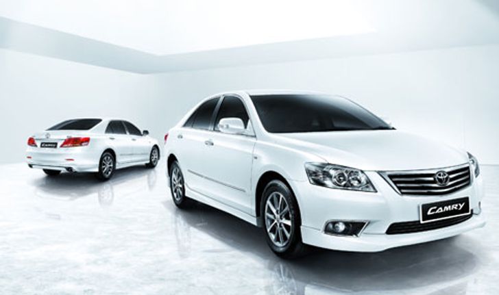 อีกครั้งกับ Toyota Camry สปอร์ตหรู สวยเฉียบ