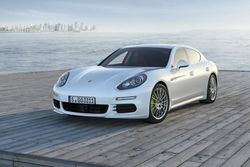 2014 Porsche Panamera สปอร์ตยิ่งกว่าสมรรถนะเยี่ยมขึ้น