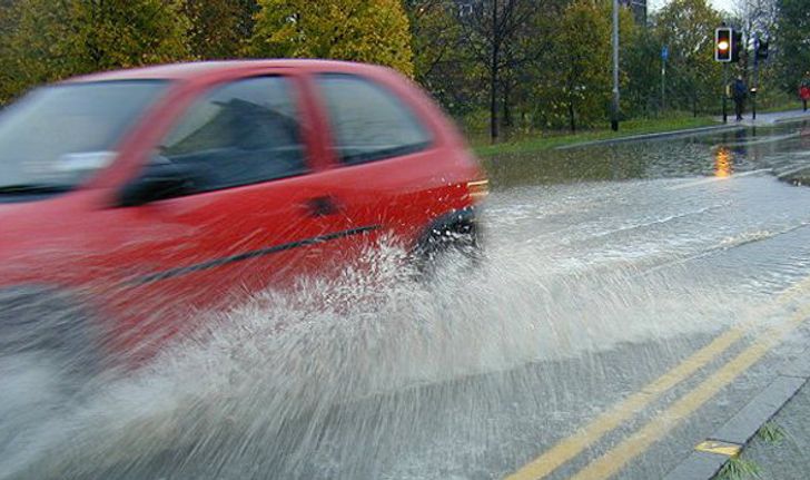 ไม่ล้างรถหน้าฝน ระวัง...สีรถพังไม่รู้ตัว!