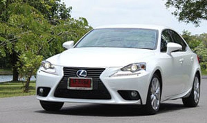 Lexus IS 300h ไฮบริดหรูล้ำ ประหยัดได้โล่