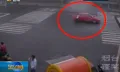 หนุ่มจีนวิ่งให้รถชน เจอจ่ายค่าสีถลอก