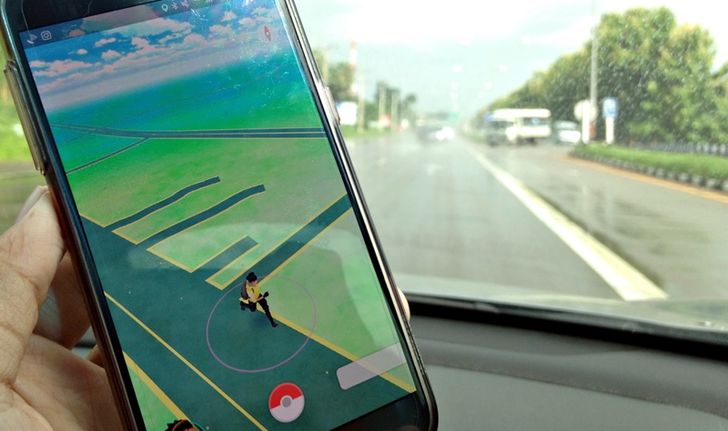 ระวัง! เล่น Pokemon GO ขณะขับขี่ มีโทษปรับสูงสุด 1,000 บาท