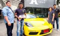 Porsche 718 Cayman สปอร์ตป้ายแดงคันใหม่ 'บัวขาว บัญชาเมฆ'