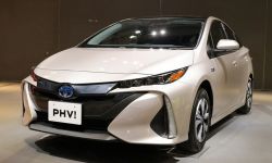 Toyota PRIUS PHV ใหม่ มาพร้อมระบบชาร์จด้วยแสงอาทิตย์ในทุกรุ่นย่อย