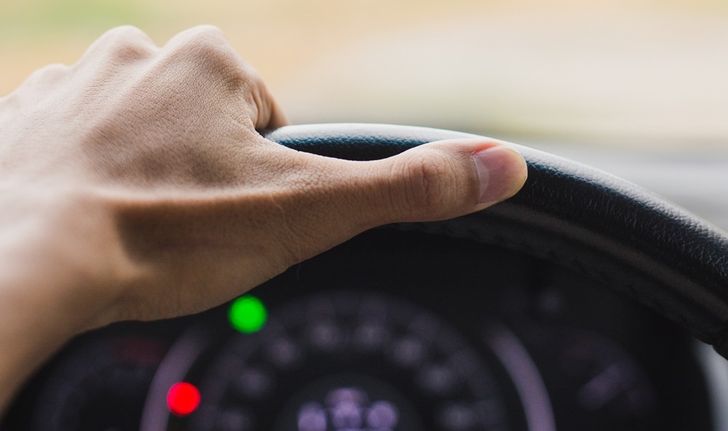 5 พฤติกรรมอันตรายขณะขับรถเร็วที่คุณเผลอทำโดยไม่รู้ตัว