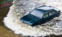 4 สิ่งที่ต้องจำให้ขึ้นใจเมื่อขับรถผ่านน้ำท่วม