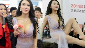 ฉาวอีก! พริตตี้จีนหน้าสวยแต่โชว์ท่ายากแบบไม่แคร์สายตาใคร