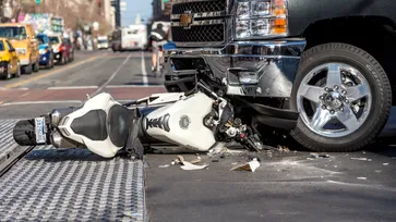 สาเหตุใดที่ทำให้ผู้ขับขี่จักรยานยนต์เสียชีวิตจากอุบัติเหตุมากที่สุด?