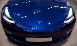 Tesla Model 3 ไฟไหม้ เหตุจากชนรถบรรทุกในรัสเซีย