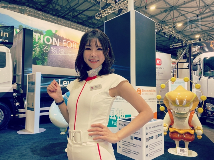 พริตตี้ชาวญี่ปุ่นภายในงาน Tokyo Motor Show 2019