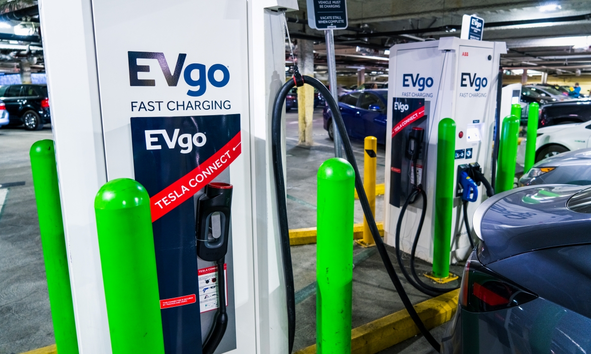 EVgo เพิ่มขั้วต่อของ Tesla สำหรับชาร์จรถยนต์ไฟฟ้าแบบเร็วในพื้นที่สาธารณะ