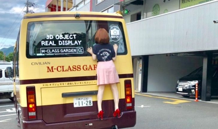 ผิดกฎจราจรหรือไม่? เมื่อภาพ “ผู้หญิงเกาะหลังรถ” กลายเป็นดราม่าในโซเชียลญี่ปุ่น