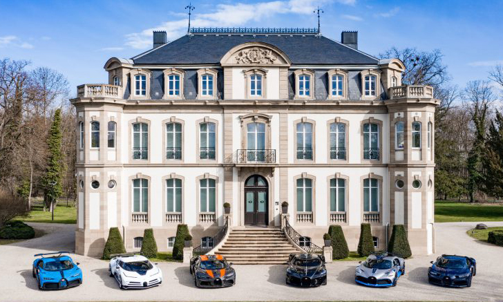 ภาพหาชมยาก เมื่อ Bugatti 6 คันจอดร่วมเฟรม มูลค่ารวมกว่า 1 พันล้านบาท!