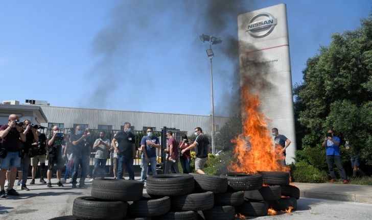 พนักงาน Nissan ที่สเปนก่อจลาจล หลังโรงงานที่บาร์เซโลนาจะปิดตัว (ภาพ)