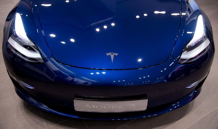 ครบถ้วน! Tesla Model 3 ผลิตในสหรัฐฯ จะมีเครื่องชาร์จโทรศัพท์ไร้สายและพอร์ต USB-C