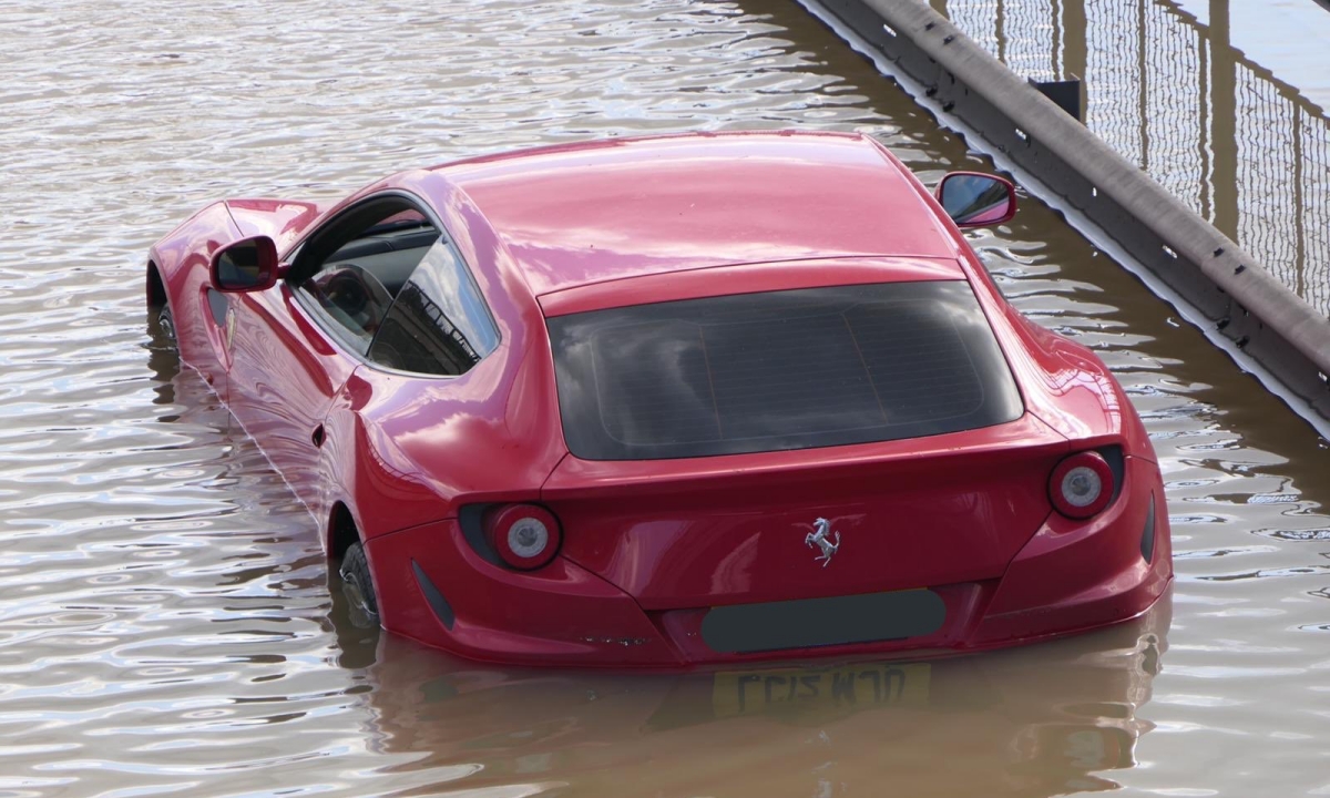 น่าสงสาร! Ferrari FF ค่าตัวกว่า 32 ล้านบาท ถูกน้ำท่วมเกือบมิดคัน ณ กรุงลอนดอน
