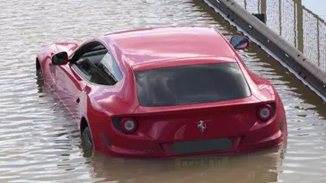 น่าสงสาร! Ferrari FF ค่าตัวกว่า 32 ล้านบาท ถูกน้ำท่วมเกือบมิดคัน ณ กรุงลอนดอน