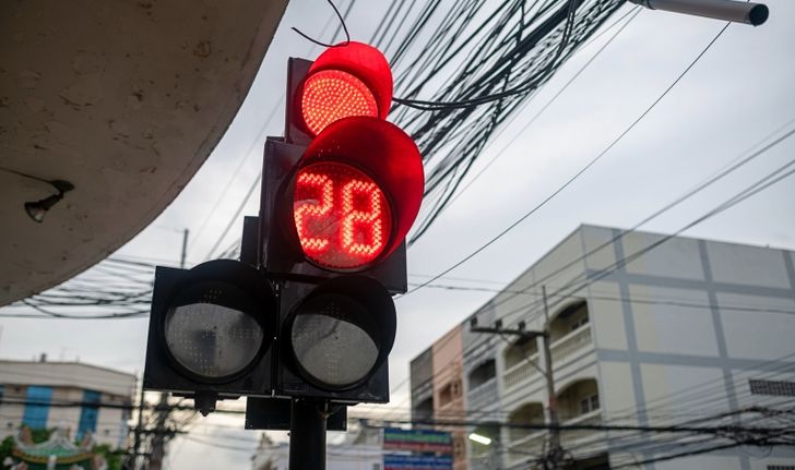 ไฟแดงคนข้าม ทำไมไม่หยุดรถ!