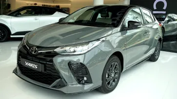 ภาพคันจริง Toyota YARIS 2022 รุ่น 60 ปี หุ้มสีเทา Laminated Grey จำกัดโชว์รูมละ 1 คัน