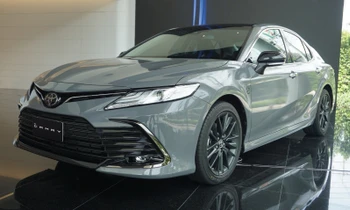 ภาพคันจริง Toyota Camry รุ่นพิเศษ 60 ปี หุ้มสีเทา Laminated Grey จำกัดโชว์รูมละ 1 คัน