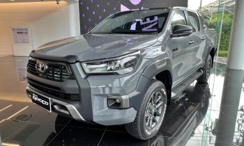 ภาพจริง Toyota Hilux REVO-D Rocco รุ่น 60 ปี สีเทา Laminated Grey ราคา 1,301,000 บาท