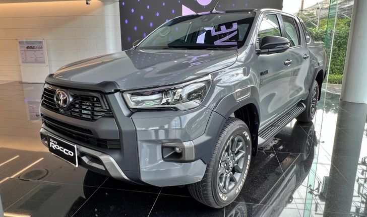 ภาพจริง Toyota Hilux REVO-D Rocco รุ่น 60 ปี สีเทา Laminated Grey ราคา 1,301,000 บาท