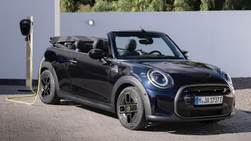 MINI Cooper SE Convertible 2023 ใหม่ มินิไฟฟ้าเปิดประทุนวางขายจำกัดเพียง 999 คัน