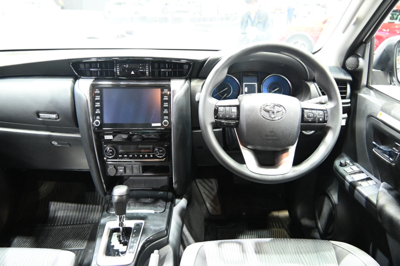 toyota_fortuner_leader_s_05