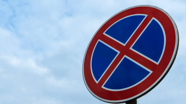 ป้ายสีแดงกากบาทพื้นน้ำเงิน