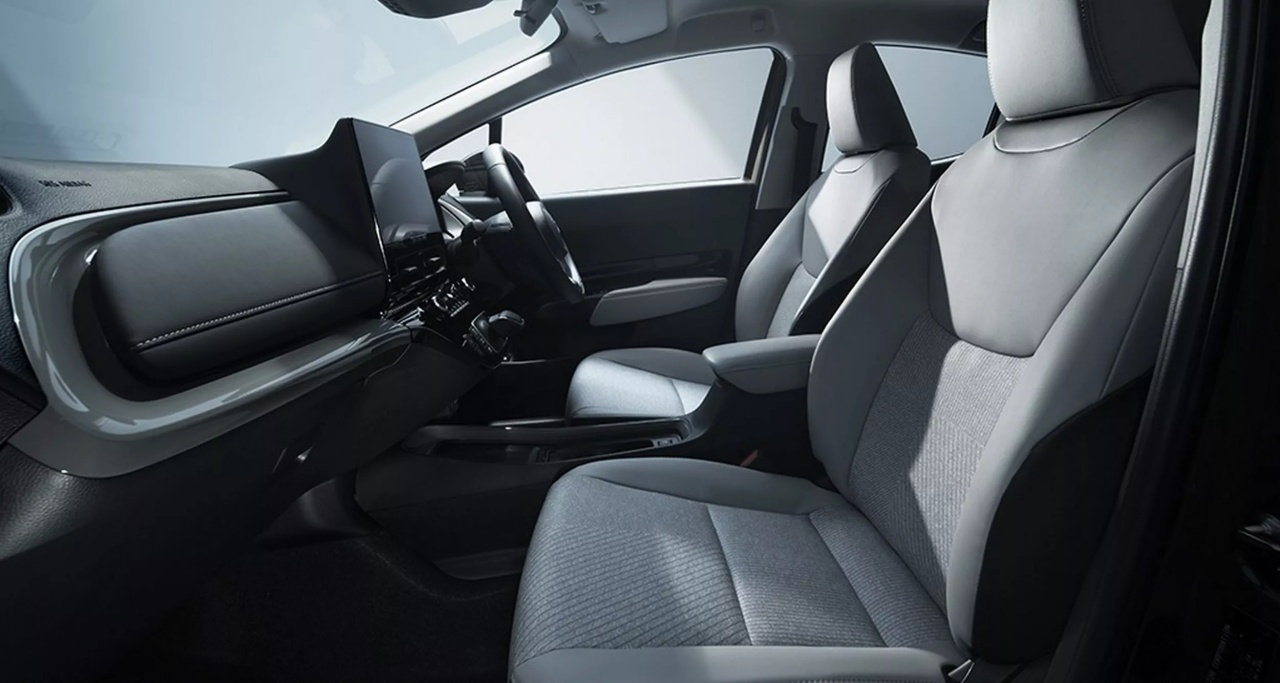 batch_2025-toyota-aqua-japan-_6