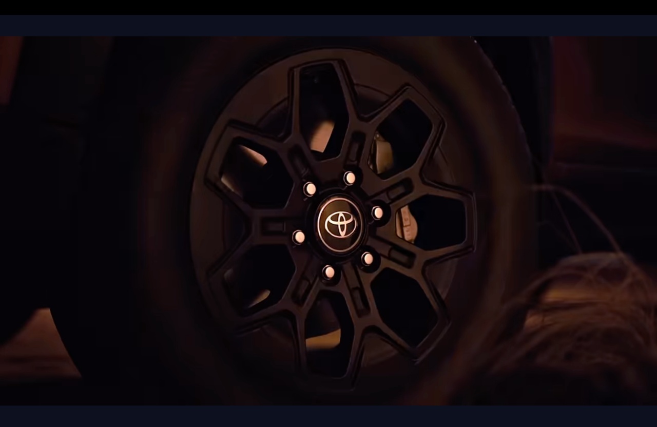 hilux-travo-teaser-2