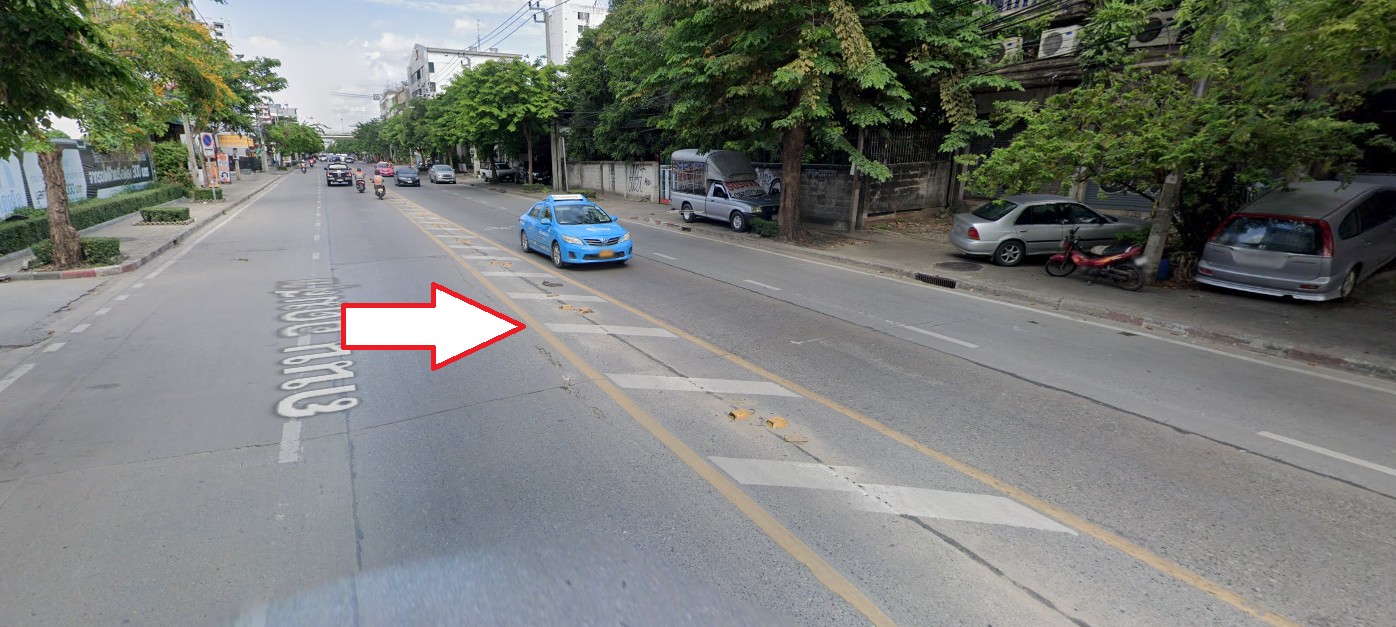 เส้นเกาะกลางถนน สีขาว