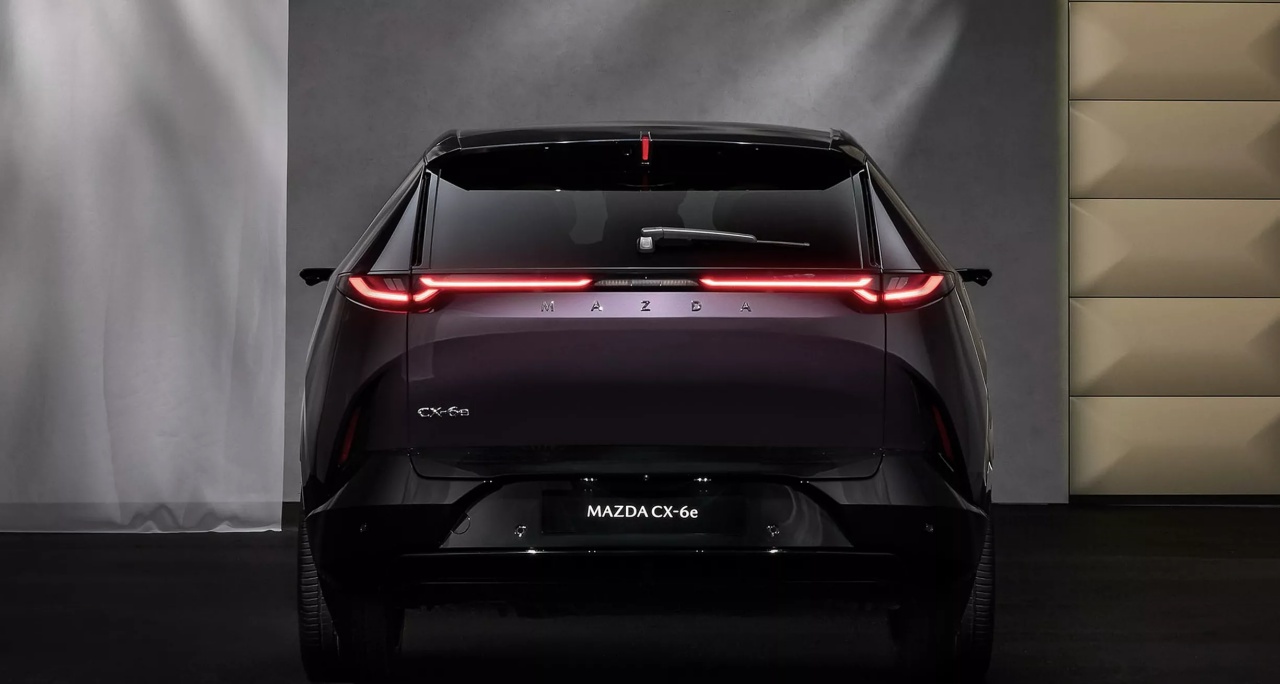 mazda-cx-6e-exterior-00018_ba
