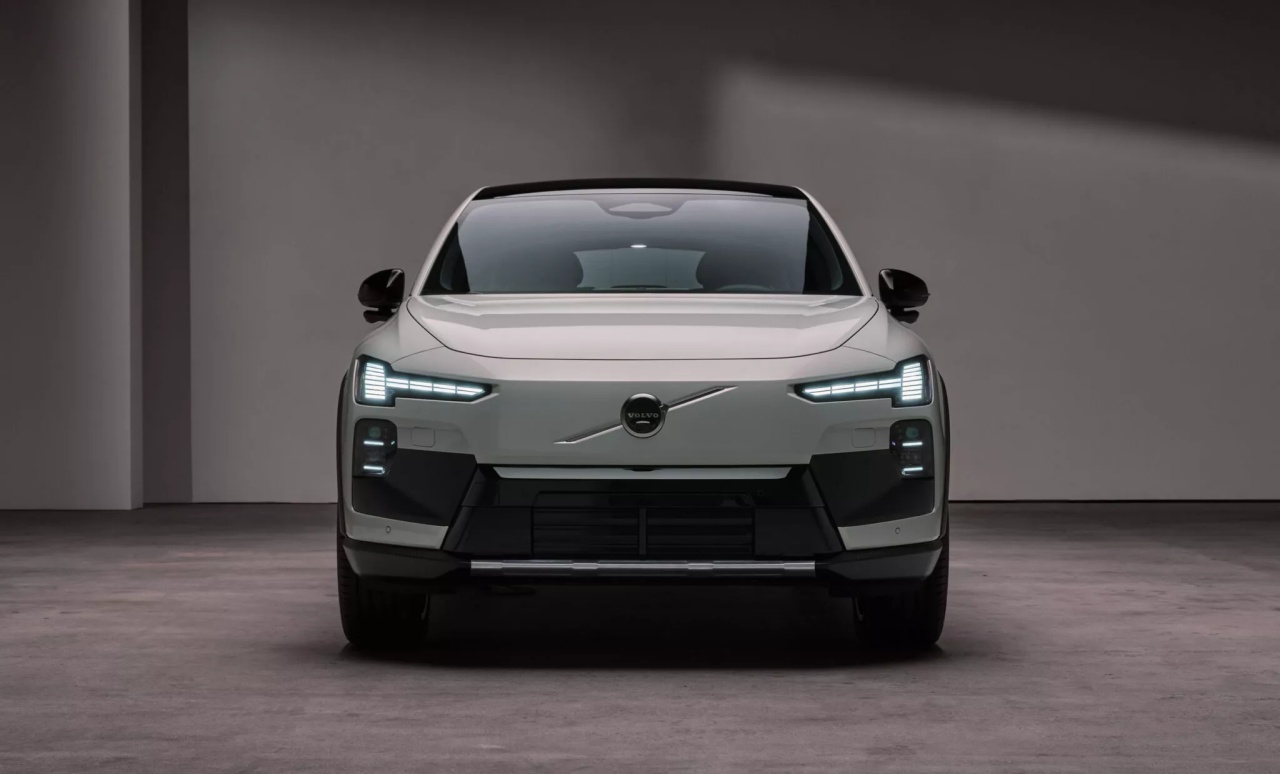 batch_volvo_ex60_cross_countr_1