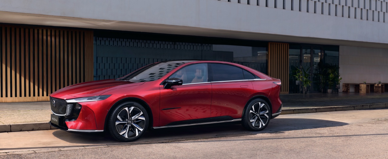 brmazda6e_photo_p4-p5-02_bat