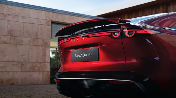 brmazda6e_photo_p8-p9-03_bat